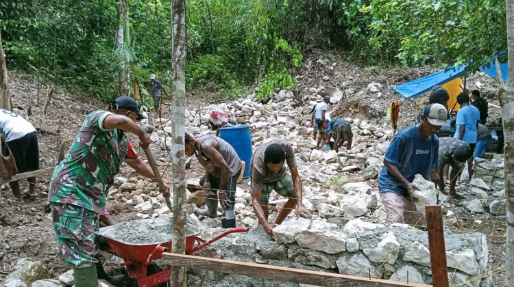 Babinsa Fakfak Karya Bakti Bersama Warga Wurkendik