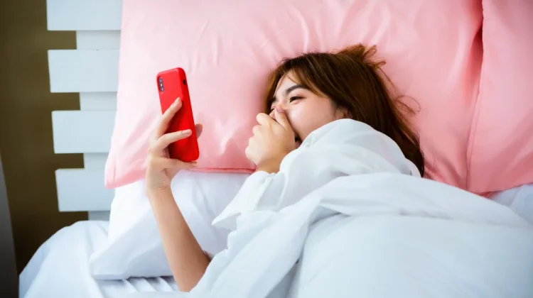 Bahaya Langsung Cek HP setelah Bangun