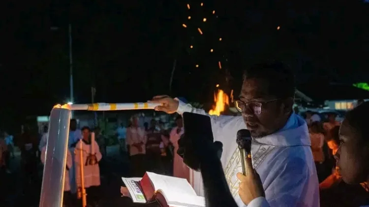 Umat Stasi Gewerpe Ikuti Vigili Paskah dengan Penuh Penghayatan
