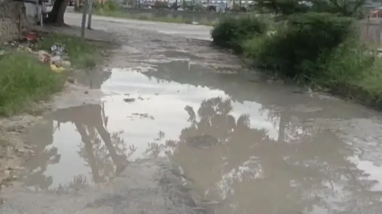 Warga Keluhkan Jalan Rusak Jadi Kolam saat Hujan