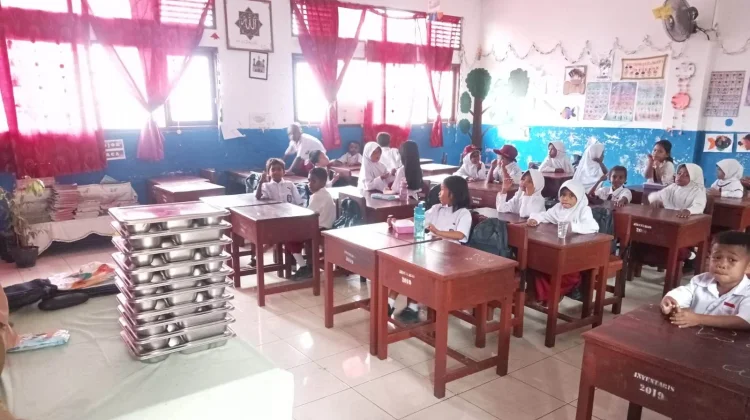 Ratusan Siswa SD Inpres Wagom Terima Makan Bergizi Gratis