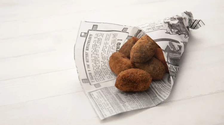 Bahaya Tersembunyi Membungkus Makanan Menggunakan Koran Bekas