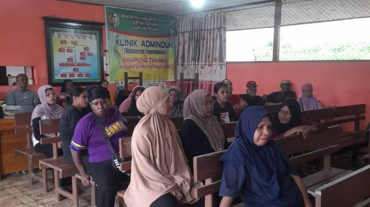 Warga Tanama Antusias Terima Bantuan Cadangan Pangan