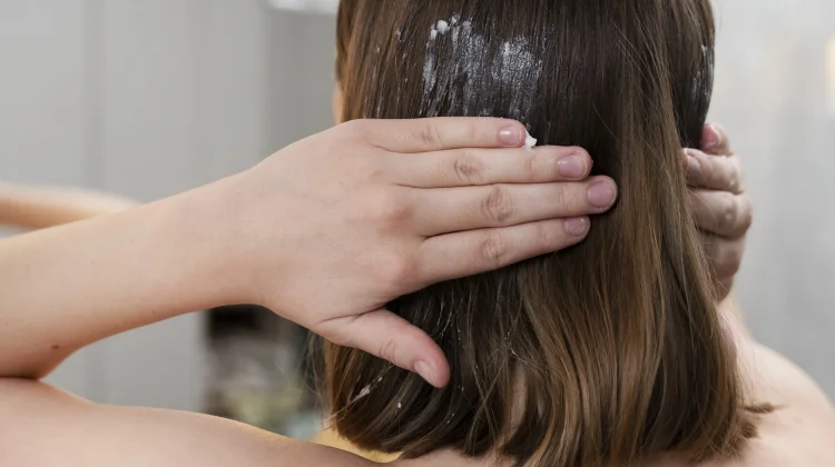Atasi Rambut Kering Mengembang dengan Shampo Pelurus