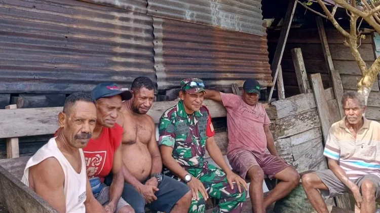 Babinsa Kokas Perkuat Kedekatan Warga lewat Komsos Kampung
