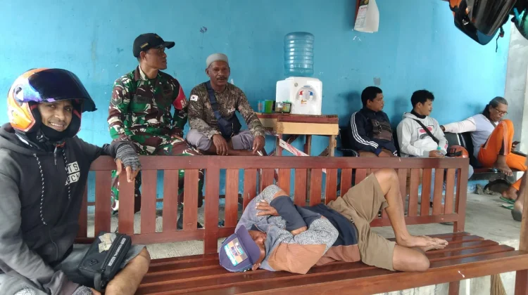 Babinsa Fakfak Jalin Komsos Bersama Pengemudi Ojek