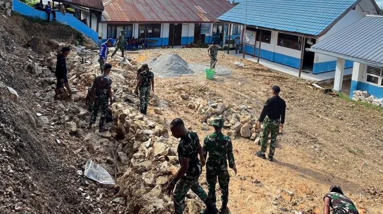 Prajurit Kodim Fakfak Laksanakan Karya Bakti di SMP YPK