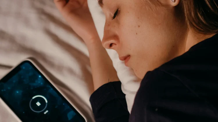 Kebiasaan Tidur Dekat HP Bisa jadi Sedang Merusak Sel Otakmu Secara Perlahan