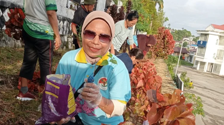 LAPEPA Fakfak Gelar Aksi Tanam Bunga Sambut Hari Kartini