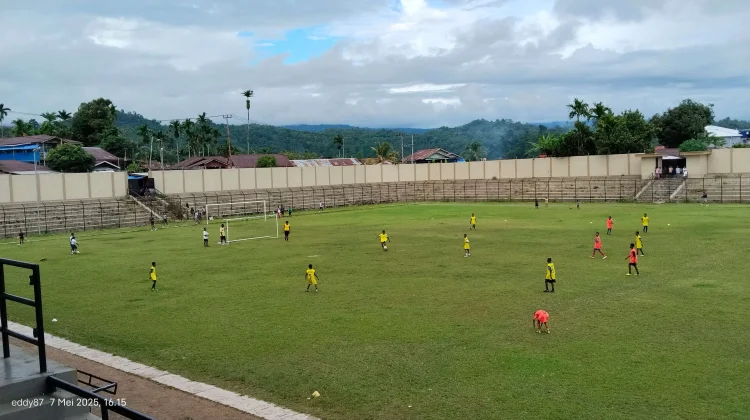 Disdikpora Fakfak Ambil Peran Bersihkan Stadion Secara Berkala