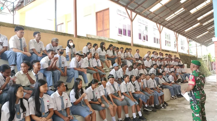 Motivasi Generasi Muda, Babinsa Fakfak Ajak Siswa Don Bosco Daftar TNI AD 2026