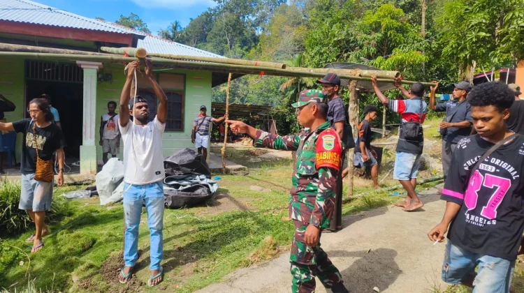 Babinsa Bantu Warga Dirikan Tenda Rumah Duka