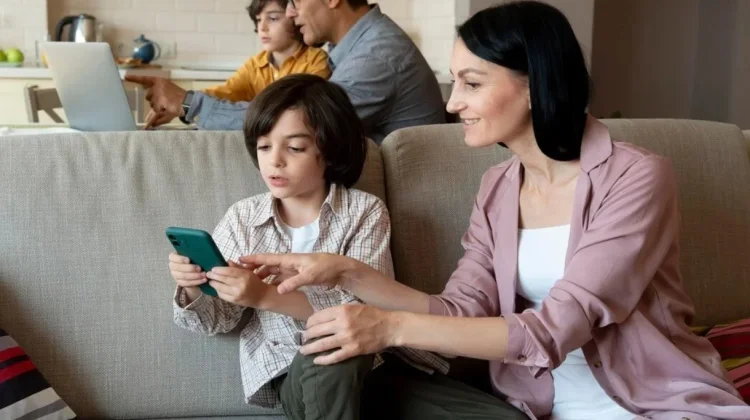 Cara Aman Mendampingi Anak di Dunia Digital