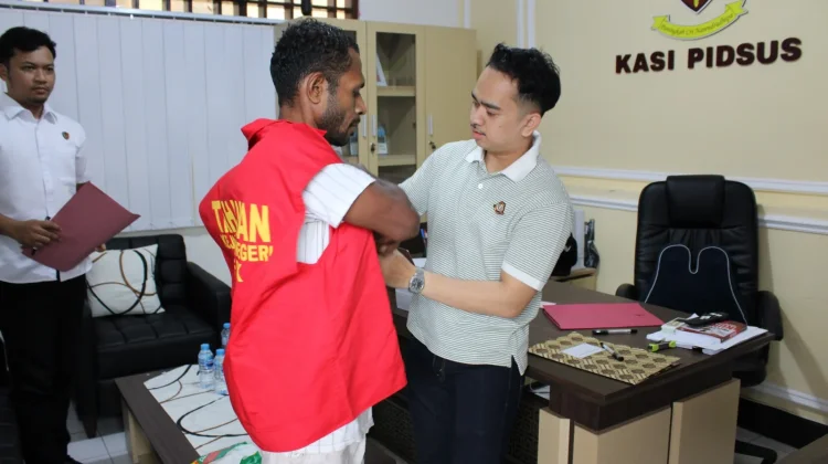 Kejari Fakfak Tahan Tersangka Dugaan Korupsi Dana Kampung Nembukteb