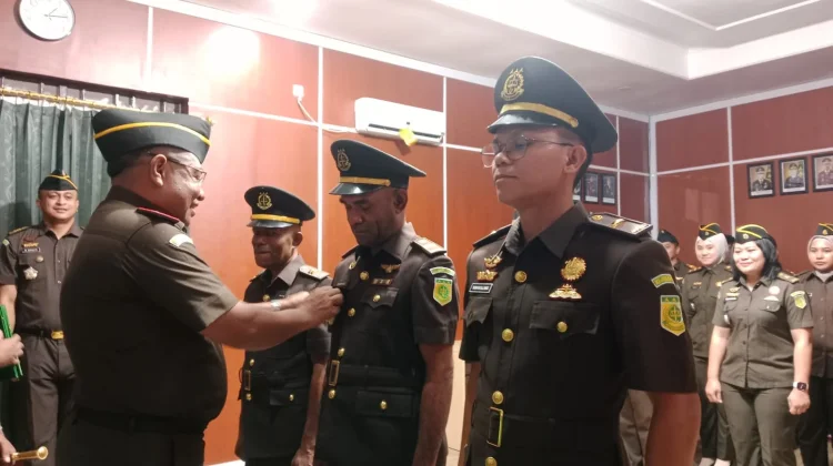 Lantik Tiga Pejabat, Kajari Fakfak Tegaskan Integritas dan loyalitas