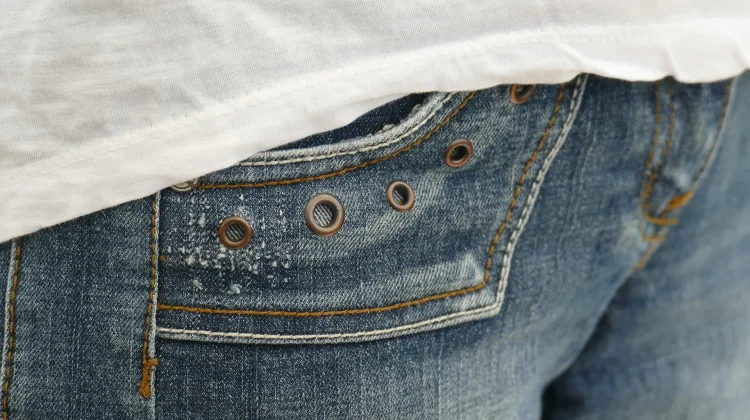Fungsi Tombol Kecil di Celana Jeans yang Jarang Disadari