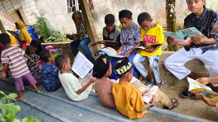 Pemuda Teluk Patipi Hidupkan Literasi di Hari Pendidikan