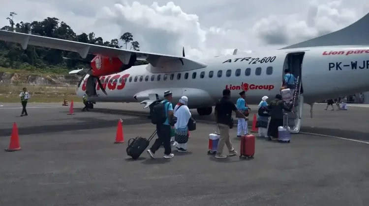 Tangis Haru Iringi Keberangkatan Jemaah Haji Asal Fakfak