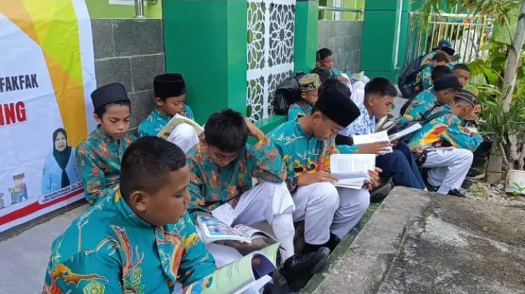 Kepala MTs Fakfak Dorong Literasi lewat Perpustakaan Keliling