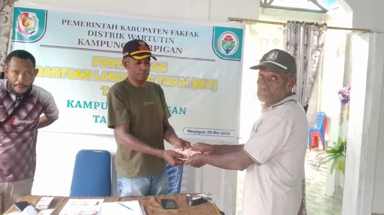 Aparat Kampung Werpigan Salurkan BLT Kepada Lima Belas Warga