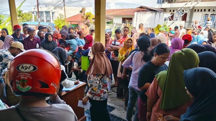 Warga Wagom Padati Kantor Kelurahan Terima Bantuan Pangan