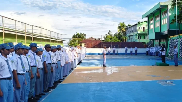 Disiplin Siswa MAN Fakfak Ditekankan saat Upacara Bendera