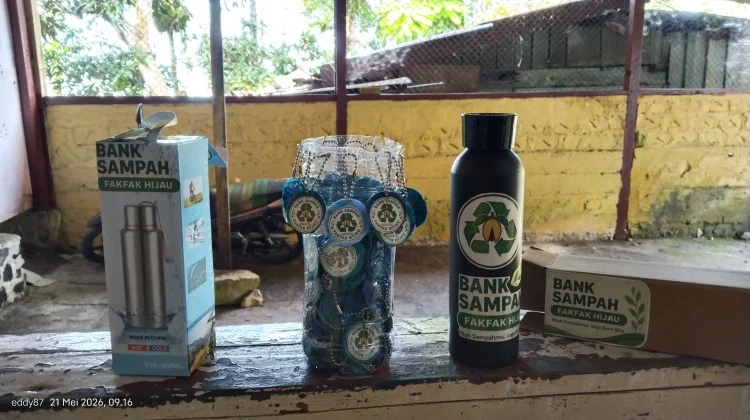 Bank Sampah Fakfak Hijau Ubah Limbah Jadi Kerajinan Kreatif