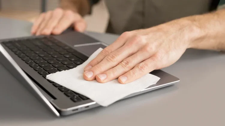 Keyboard Laptop Ketumpahan Air?Ini Cara Mengatasinya