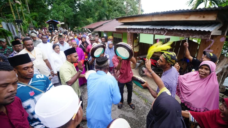 Tabuhan Hadrah Remaja Masjid Sambut Rombongan Uskup di Kampung Sekru