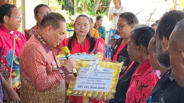 Pemkab Fakfak Serahkan Hibah untuk Jemaat Galilea Torea