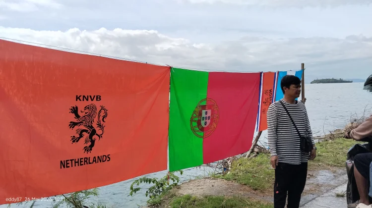 Penjual Bendera Negara Peserta Piala Dunia Bermunculan di Kota Fakfak