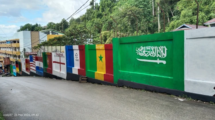 Tembok Terminal Thumburuni Disulap Jadi Spot Bertema Piala Dunia