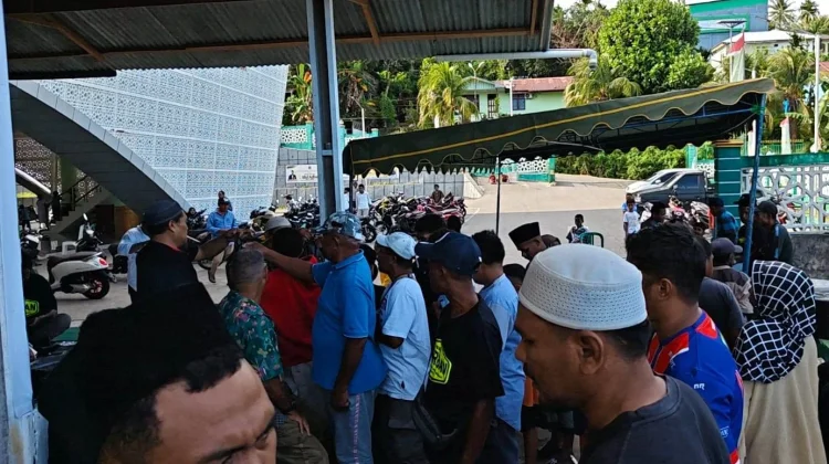 Jemaah Masjid Agung Antusias Ambil Daging Kurban Iduladha