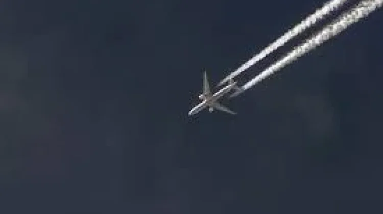 Contrail Pesawat: Jejak Putih di Langit dan Penjelasan Ilmiahnya