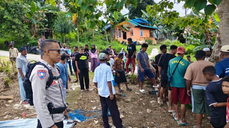 Bhabinkamtibmas Pariwari Bantu Penyembelihan Kurban Masjid Agung