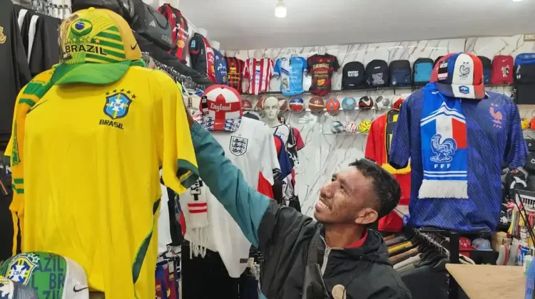 Demam Piala Dunia, Jersey Brazil Laris di Fakfak
