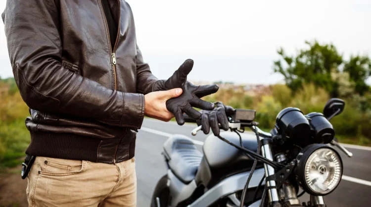 Penyebab Tangan Sering Kesemutan saat Naik Motor