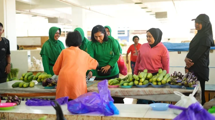 Ketua Persit KCK Daerah XVIII/Kasuari  Apresiasi Pedagang Lokal Pasar Thumburuni