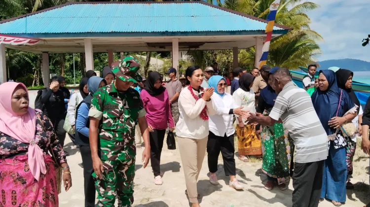 Ketua Persit KCK Daerah XVIII/Kasuari Nikmati Keindahan Pantai Wambar Fakfak