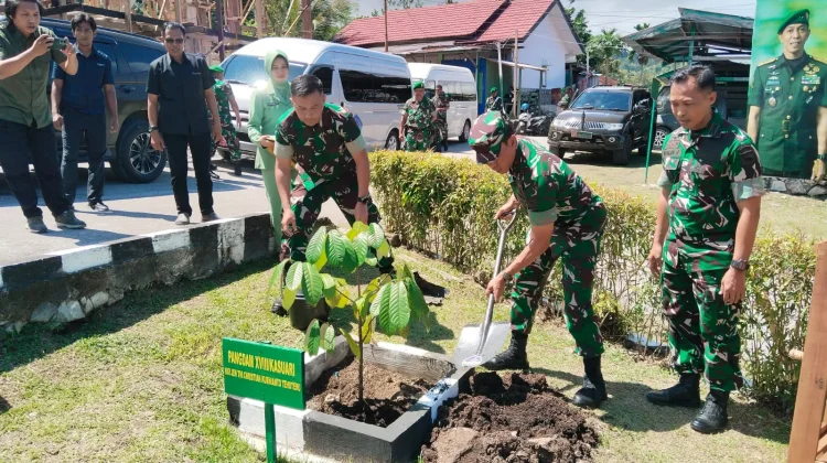Kunjungi Kodim 1803/Fakfak Pangdam Kasuari Serahkan Bantuan dan Tanam Pohon