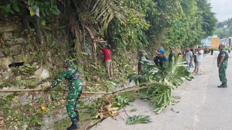 Kodim Fakfak Dukung Kamis Bersih Bersama Masyarakat Daerah