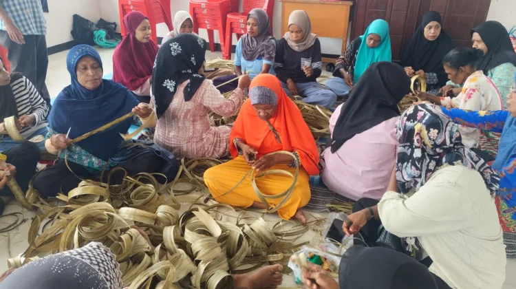DP3AP2KB Fakfak Gelar Pelatihan Anyaman Tas Tomang