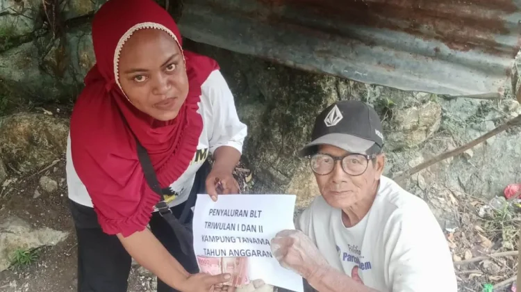 RT Tanama Antar BLT Langsung Kepada Penerima Manfaat