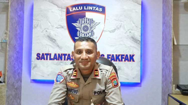 Kasat Lantas Polres Fakfak Tegaskan Pentingnya Penggunaan Helm saat Berkendara