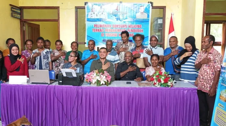 Disdukcapil Fakfak Jemput Bola Layani Warga Distrik Kayauni Langsung