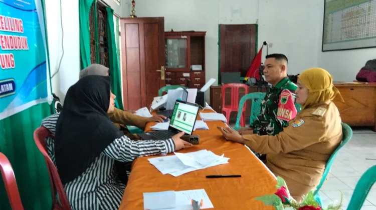 Babinsa Koramil Fakfak Dampingi Layanan Keliling Dukcapil di Fakfak Selatan