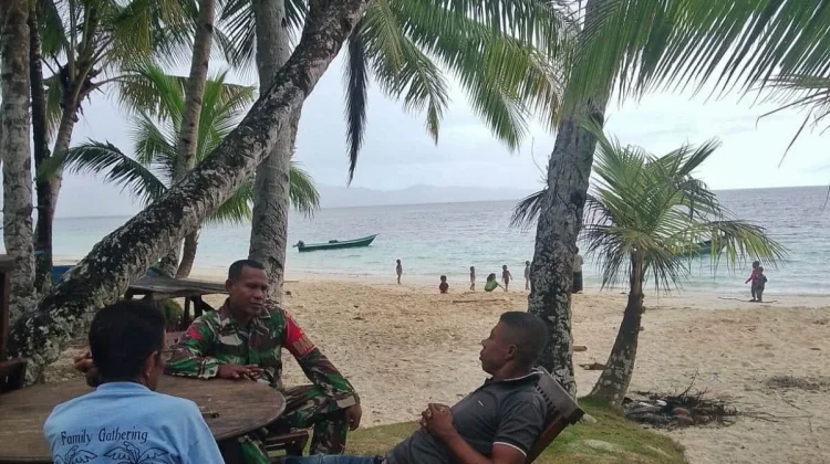 Komsos di Kampung Wambar, Babinsa Dorong Kebersihan Dukung Wisata Pantai