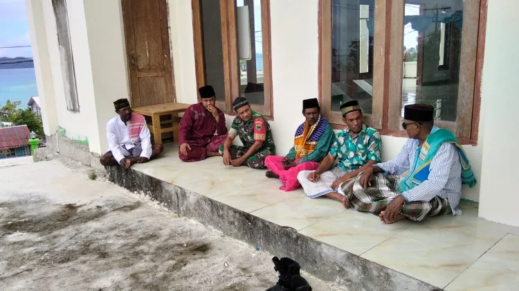 Babinsa Koramil Fakfak Perkuat Silaturahmi dengan Tokoh Agama dan Warga