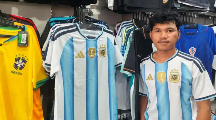 Antusiasme Warga Fakfak Dongkrak Penjualan Jersey Argentina