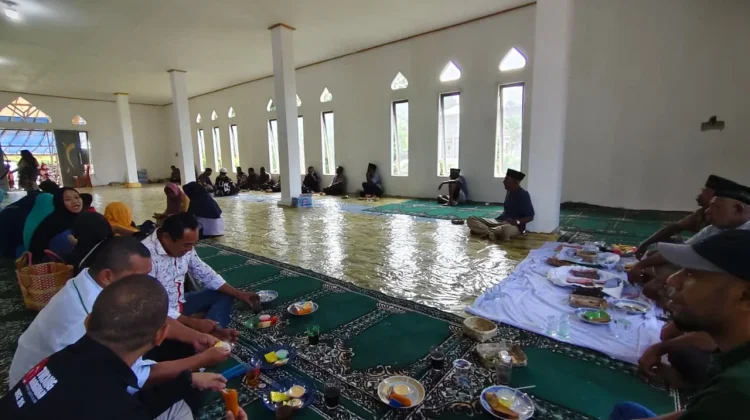 Warga Antusias Ikuti Tradisi Masigit Magh Masjid Nur Thalip